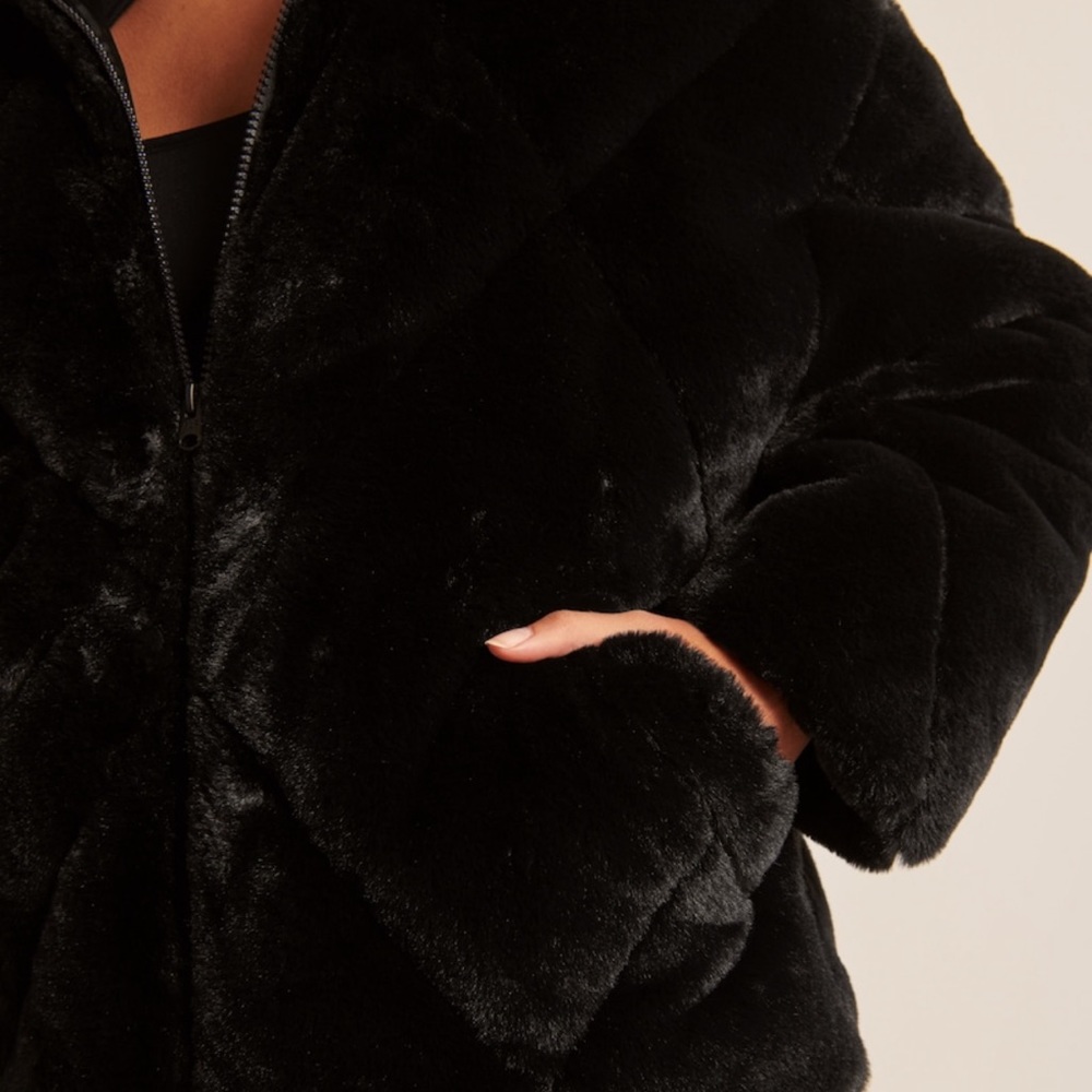 LAST CHANCE - Abercrombie Oversized Faux Fur Quilted Puffer Black - Picture 7 of 8